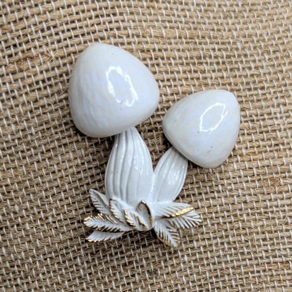 Vintage White Enamel & Gold Tone Mushroom Decorative Leaves Brooch Pin